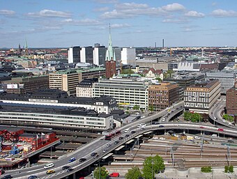 I Klarakvarten skedde en omfattandes förändring av stadslandskapet i samband med Norrmalmsregleringen på 1950-, 1960- och 1970-talen, som vyn från Stadshustornet mot nordost illustrerar. Det blekta och något skadade färgfotografiet till vänster togs 1924 av Gustaf W. Cronquist på en autochromplåt. Bilden till höger visar bebyggelsen i Klara i maj 2009. Orienteringspunkter är Klara kyrka och Stockholms centralstation nere till vänster.