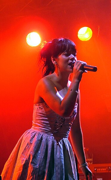 Fil:Lily Allen - In the Red - Live at Somerset House, London England - July 16th 2007.jpg