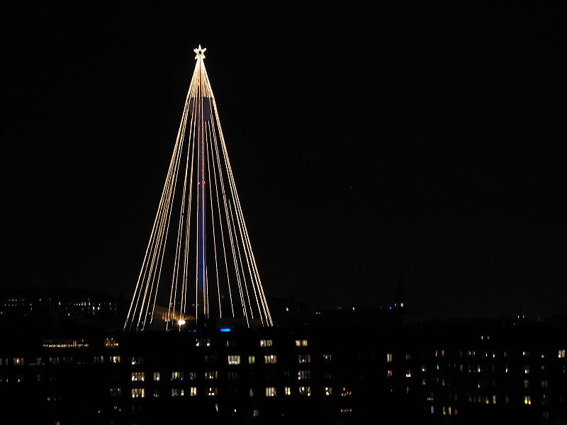 Fil:Liseberg tower Gbg as Xmas tree.jpg