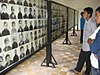 Röda khmererna efterlämnar ett fasansfullt kapitel i Kambodjas historia: Kambodjaner tittar på fotografier av unga offer i röda khmerernas fängelse och tortyrcentral Tuol Sleng som idag är museum.
