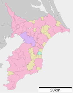 Karta över Chiba prefektur. En stad med speciell status (Chiba) i lila ton, andra städer i vinröd ton, köpingar och byar i grått.