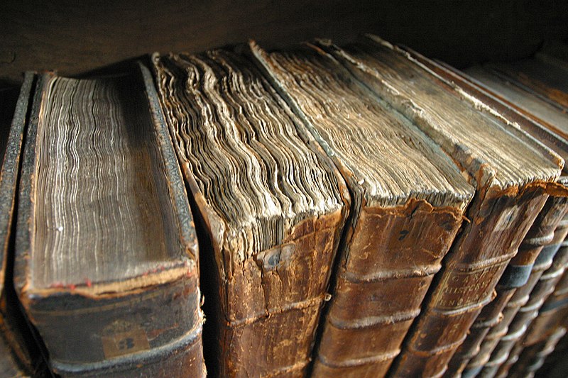 Fil:Old book bindings.jpg