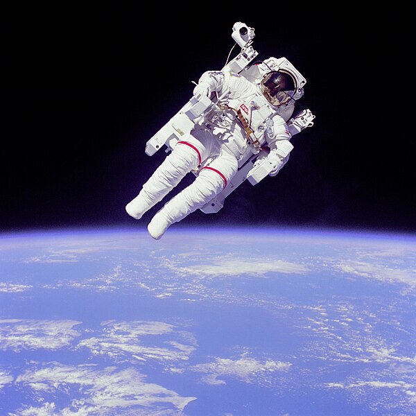 Fil:Astronaut-EVA.jpg