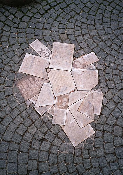 Fil:Scholl-Denkmal, München.jpg