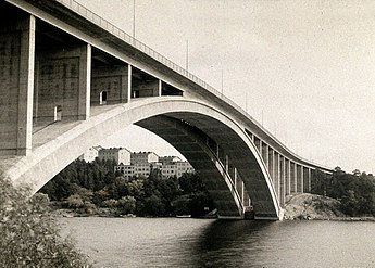Tranebergsbron var ett annat stort infrastrukturprojekt som realiserades på 1930-talet. Bron invigdes 1934 men på 1990-talet var den stark sliten och klarade inte längre den stora trafikbelastningen. Det beslöts att ett nytt, tredje brovalv skulle byggas och för att bevara stadsbilden intakt bestämdes även att den nya bron skulle likna den gamla. Tranebergsbron byggdes ut och renoverades 1999-2005. Det numera mycket blekta färgfotografi från 1937 togs av Gustaf W. Cronquist.