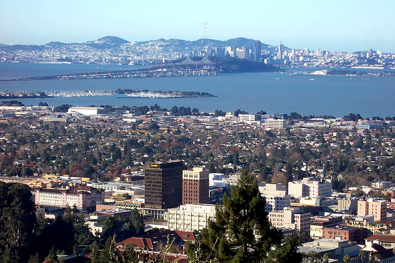 Fil:Berkeley-downtown-Bay-bridge-SF-in-back-from-Lab.jpg