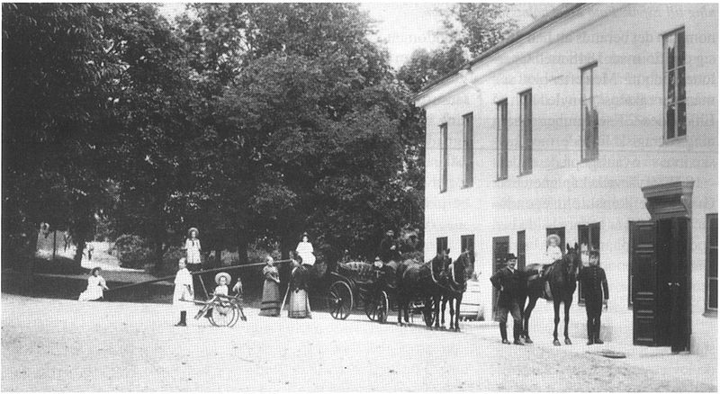Fil:Familjen Janse Elfviks gård 1894.jpg