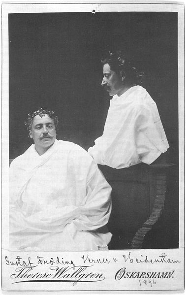 Fil:Fröding and Heidenstam dressed in togas 1896.jpg