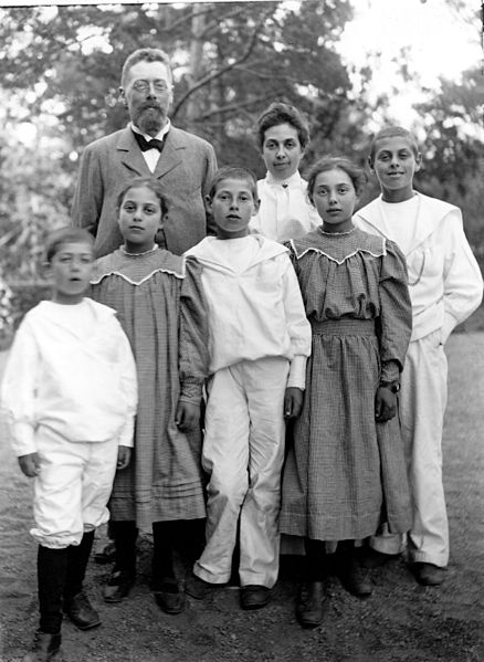 Fil:Karl Otto och Lisen med barnen på 1890-talet.jpg