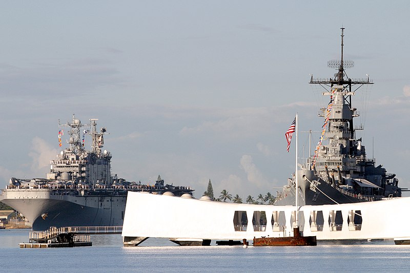 Fil:USS Arizona Memorial, Pearl Harbor, Hawaii.jpg