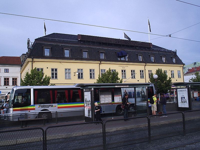 Fil:Byggnad uppförd 1814, vid korsningen Södra Larmgatan och Kungsportsavenyn i Göteborg, den 11 aug 2006.JPG