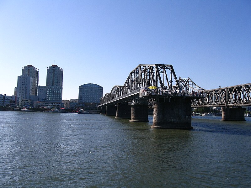 Fil:SinoKorea Friendship Bridge.jpg
