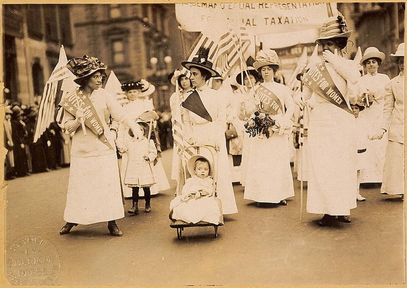 Fil:Suffrage parade-New York City-May 6 1912.jpg