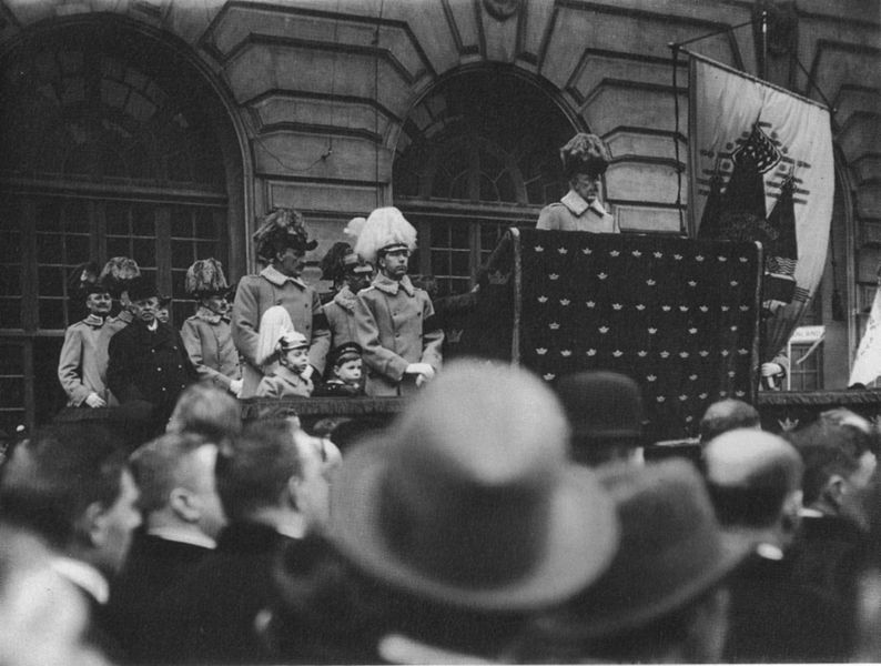 Fil:Gustav V speaks in 1914.jpg