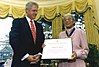 Rosa Parks mottar Frihetsmedaljen av USA:s president Bill Clinton 1996.