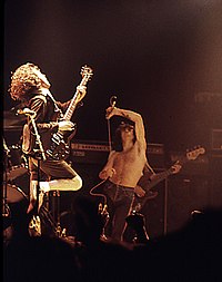 Bon Scott (t.h) och Angus Young (t.v), live på Ulster Hall, augusti 1979
