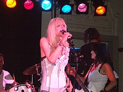 Fil:Courtney Love on stage.jpg