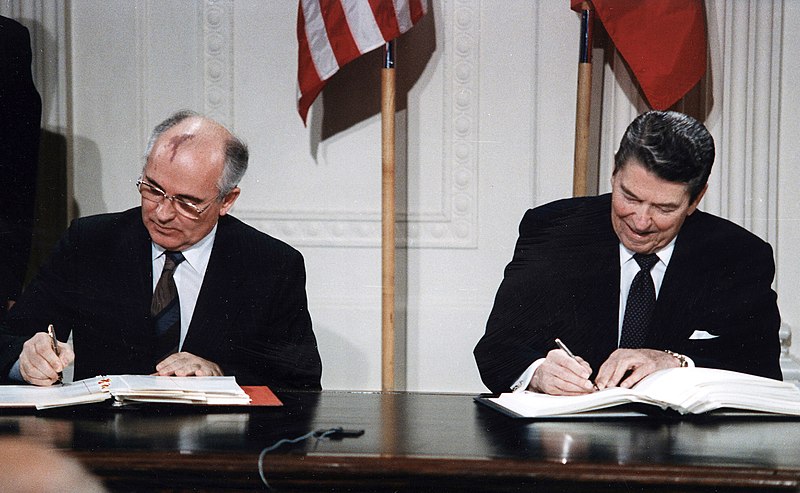 Fil:Reagan and Gorbachev signing.jpg