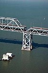 San Franciscos Bay Bridge kollapsar i samband med den allvarliga jordbävningen den 17 oktober 1989.