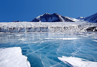 Blå is på Lake Fryxell i de Transantarktiska bergen på Antarktis.