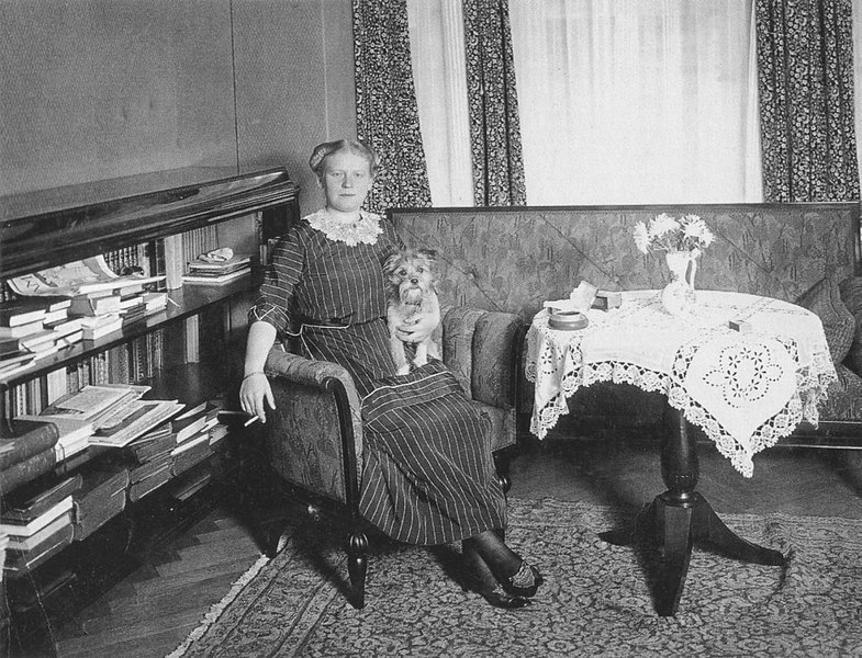 Fil:Lucie Höflich, 1912.jpg