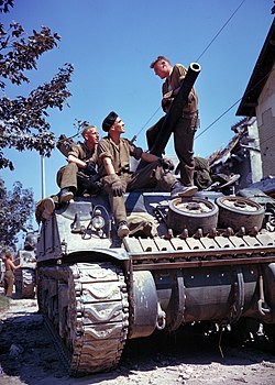En M4 Sherman och dess kanadensiska besättning söder om Vaucelles i Frankrike i juni 1944.