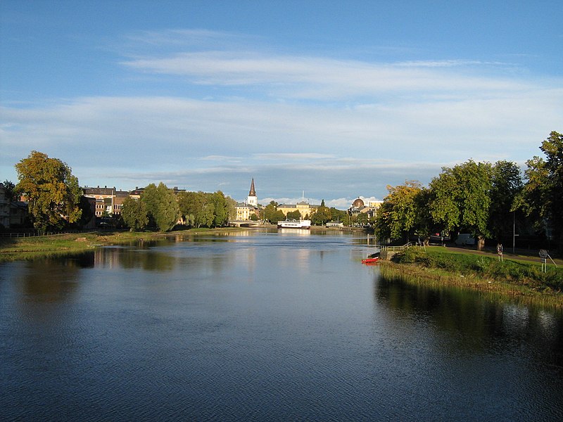 Fil:Karlstads centrum från en bro i söder.JPG