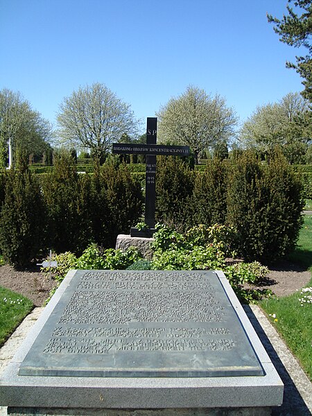 Fil:Pålsjö kyrkogård, minnessten öve polska krigsoffer.jpg