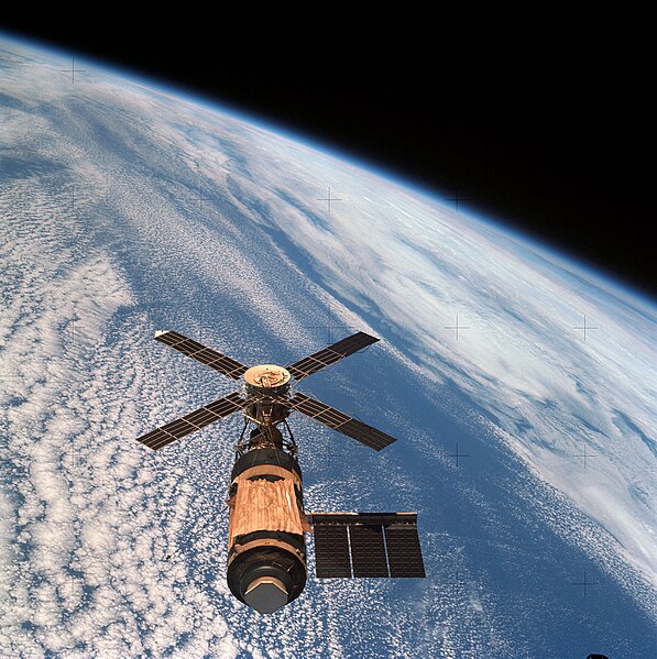 Fil:Skylab and Earth Limb - GPN-2000-001055.jpg