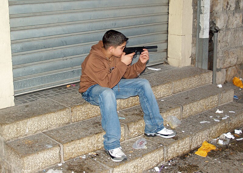 Fil:Palestinian boy with toy guy in Nazareth by David Shankbone.jpg