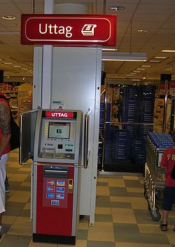 Fil:ICAs uttagsautomat ICA Metro Skanstull Stockholm 2005-07-18.jpg