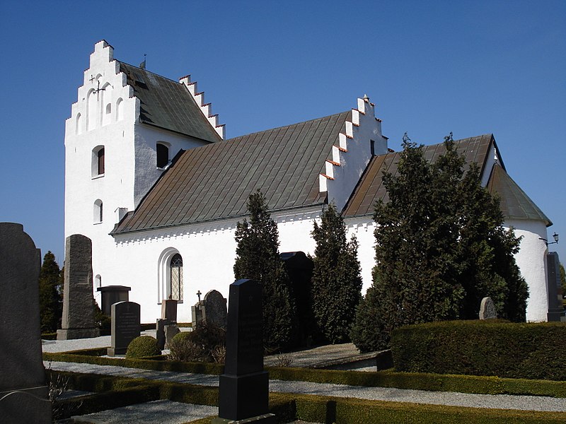 Fil:Kyrkoköpinge kyrka sedd från sydöst.JPG