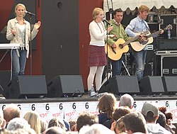 Raymond & Maria uppträder i Kungsträdgården, Stockholm under nationaldagsfirandet 2005