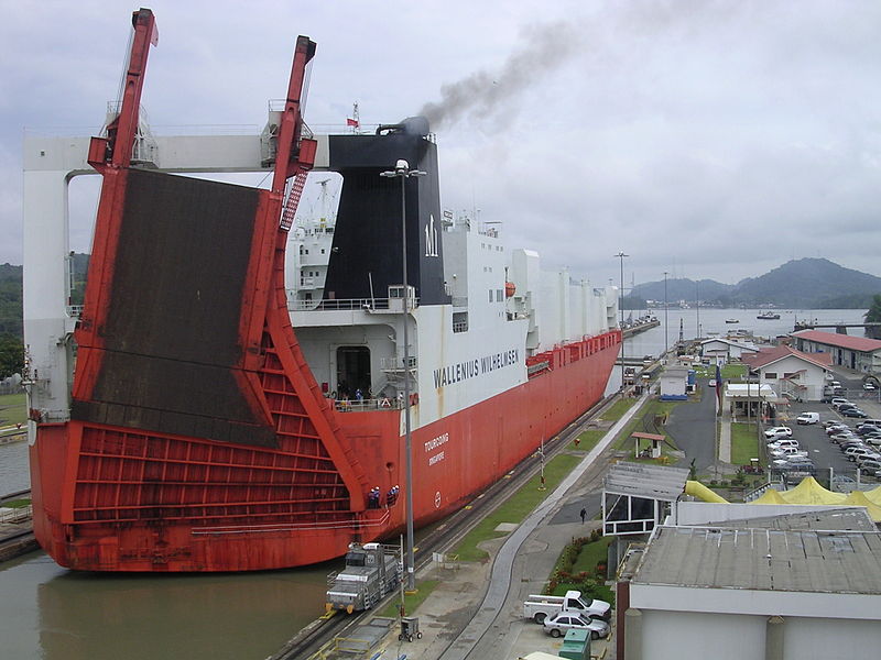 Fil:Ship passing through Panama Canal 01.jpg