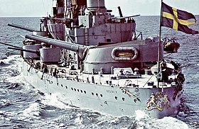 HMS Gustav V är redo att avlossa en bredsida