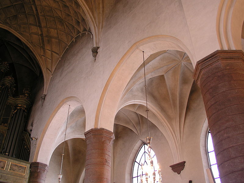 Fil:Jakobs kyrka columns-vaults.jpg