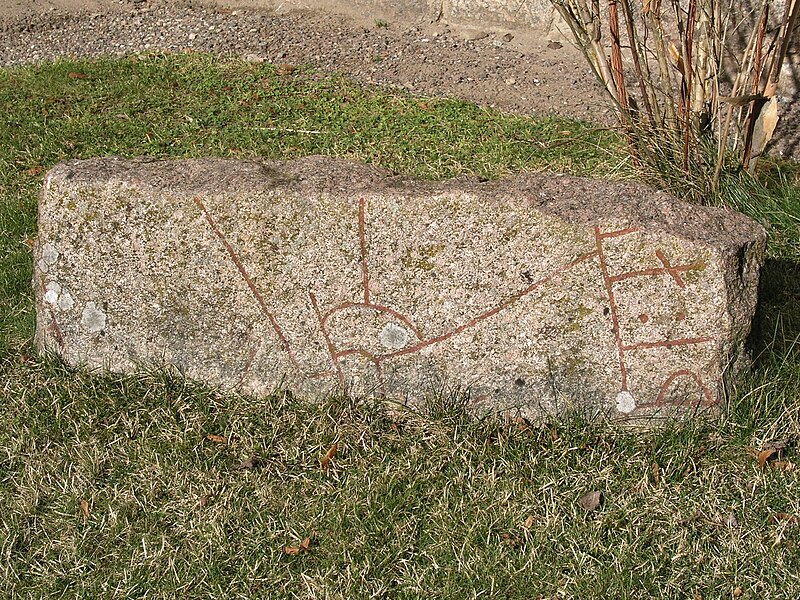 Fil:Karna kyrka runestone03.jpg