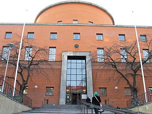 Stockholms stadsbiblioteks entré mot Sveavägen.JPG