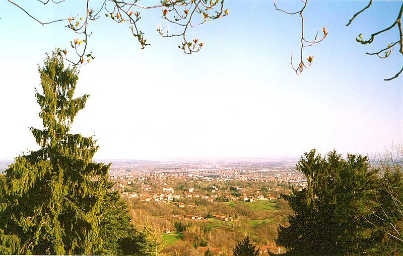 Fil:Biella-panorama dal Parco della Burcina.jpg