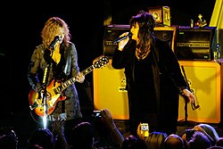 Nancy och Ann Wilson under en konsert med Heart 2007