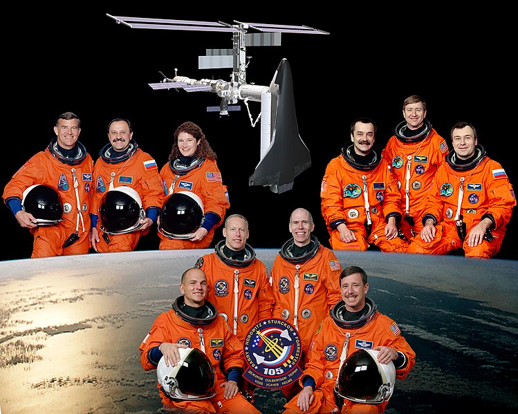 Fil:STS-105 crew.jpg