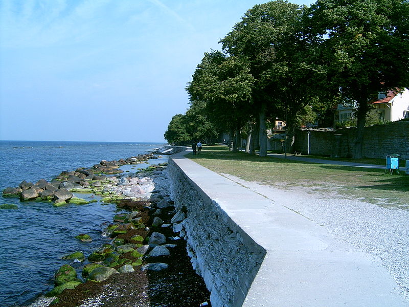 Fil:Strandpromenaden in Visby.JPG