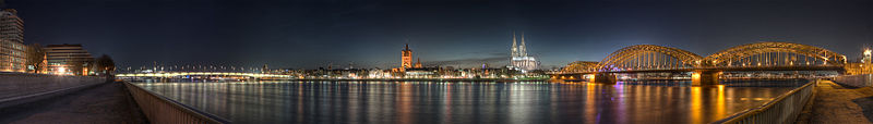 Fil:Cologne - Panoramic Image of the old town at dusk.jpg