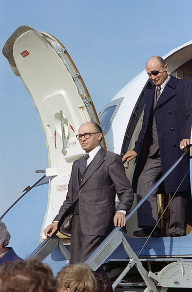 Fil:Menachem Begin and Moshe Dayan exits from an aircraft.JPEG