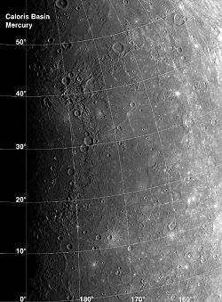 Caloris-bassängen fotograferad av Mariner 10. Caloris-bassängen befann sig vid terminatorn, linjen som delar planeten i dag och natt, när den upptäcktes av Mariner 10, så bara halva kratern var synlig.