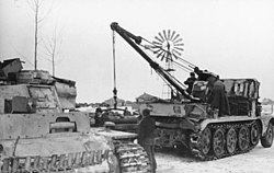 Bundesarchiv Bild 101I-235-0996-02A, Russland, Reparatur Panzer III mit Sd.Kfz. 9-1.jpg