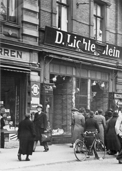 Fil:Bundesarchiv Bild 146-1979-046-23, Magdeburg, zerstörtes jüdisches Geschäft.jpg