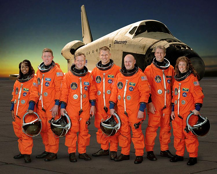 Fil:STS 121 Crew Portrait.jpg