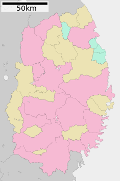 Karta över prefekturen Iwate, städer i vinröd ton köpingar och byar i grått.