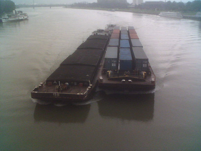 Fil:Containerschiff in Linz.jpg